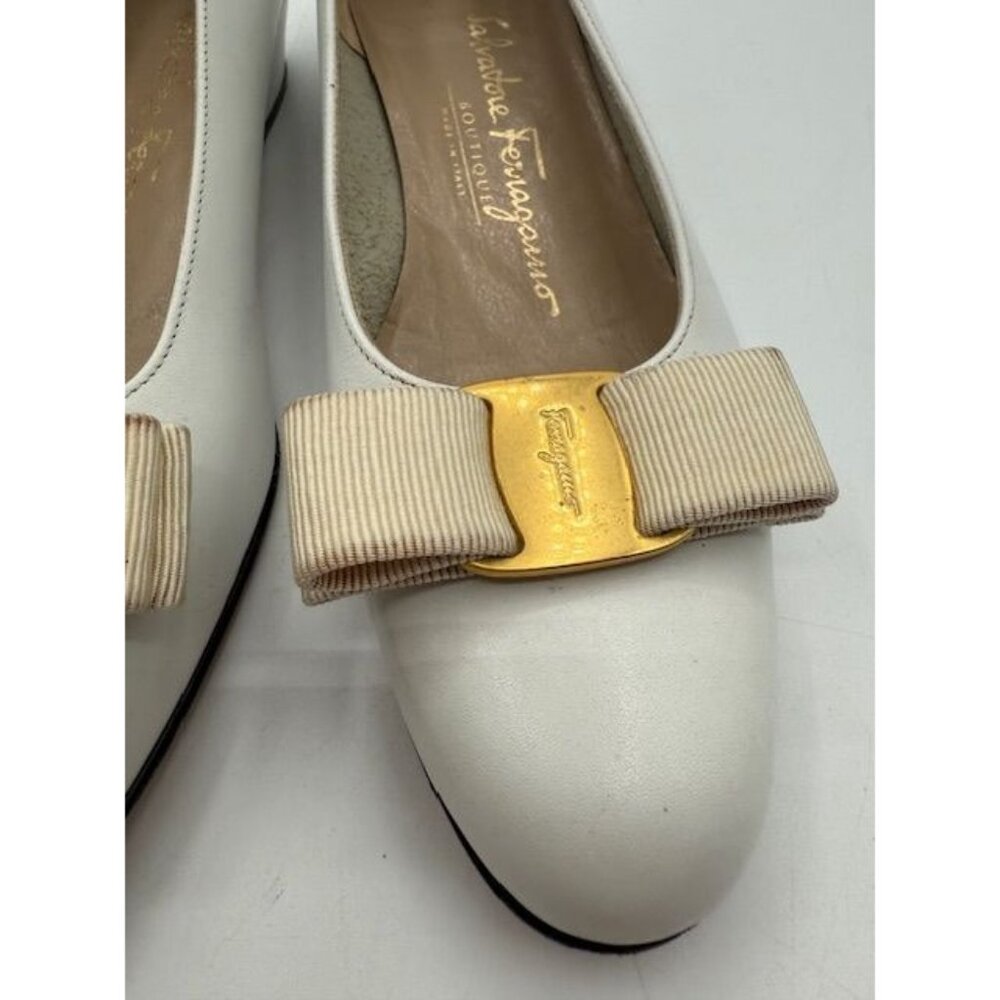 Salvatore Ferragamo Made in Italy White VARA Low Heel Pumps Size 6.5AA - Picture 4 of 9
